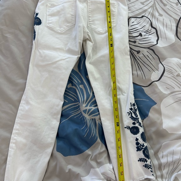 ABERCROMBIE & FITCH • White Jeans w/ Blue Embroider Flowers • sz 29/8 - Picture 10 of 11